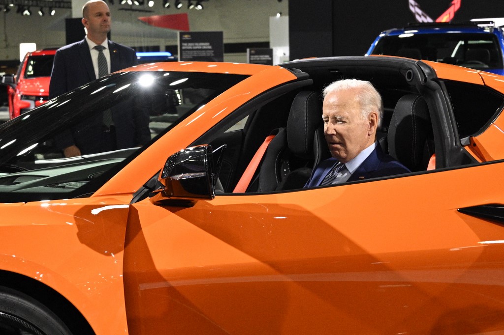 Biden tours Detroit Auto Show, highlighting electric vehicle push ...